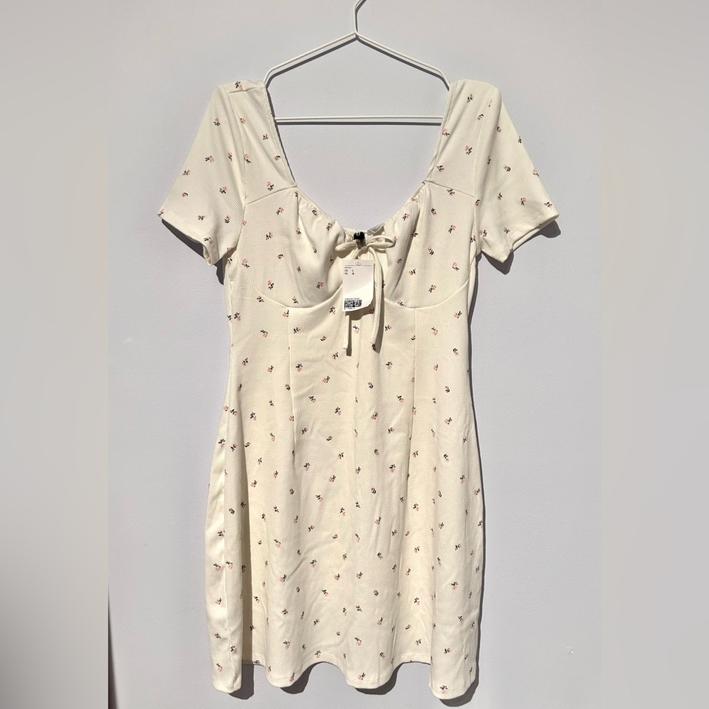 ⭐️2/$35  NWT H&M ditsy floral ribbed dress (off-white)